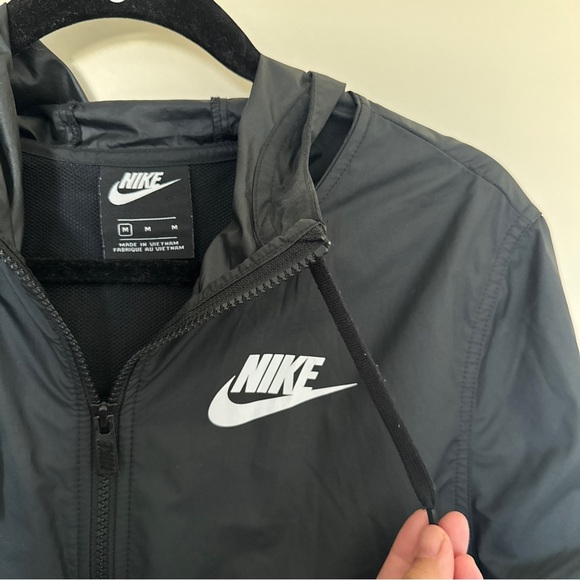 Women’s Nike Black lightweight Windbreaker with hood - Picture 7 of 8